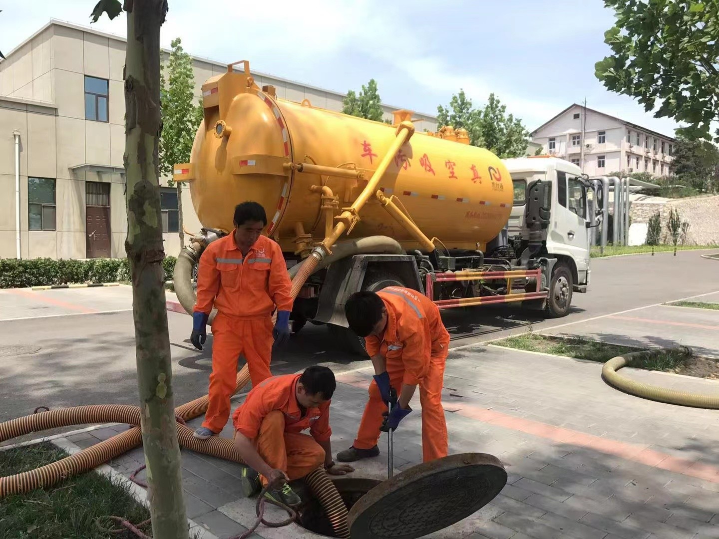 临江管道疏通车停在窨井附近