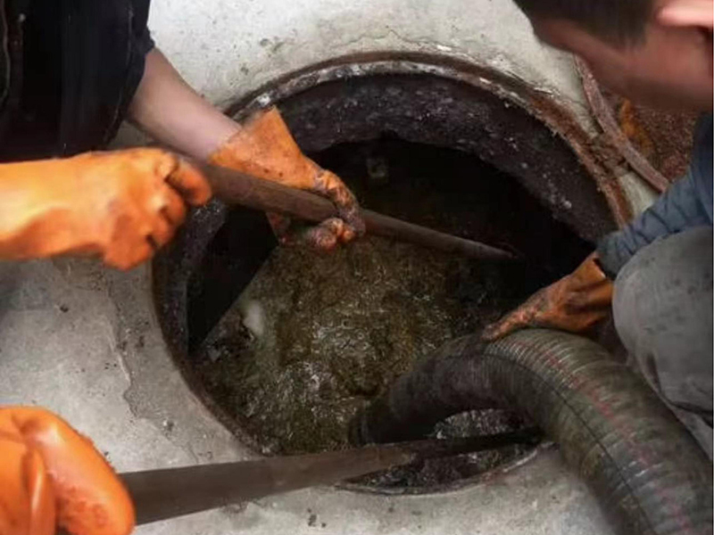 临江清理化粪池时如何避免沼气的危害？